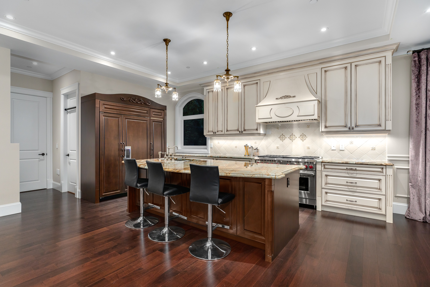 GRAND EUROPEAN CLASSIC LUXURY PROPERTY IN THE BEST BLOCK OF BRITISH PROPERTIES - 1367 Chartwell Dr, West Vancouver